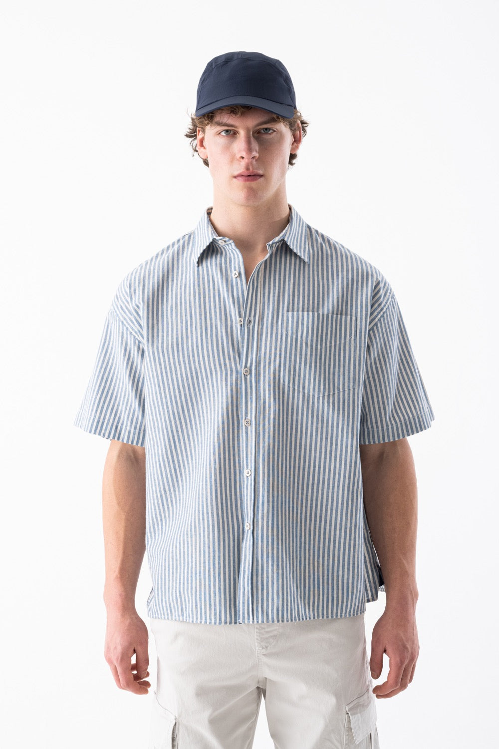 قميص مخطط قصير الأكمام بقصة مربعة