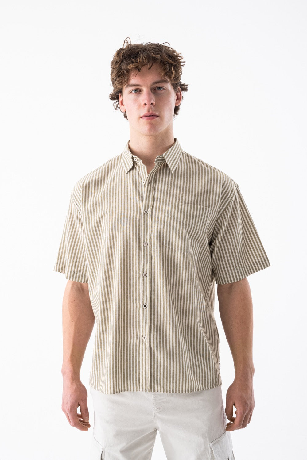 قميص مخطط قصير الأكمام بقصة مربعة