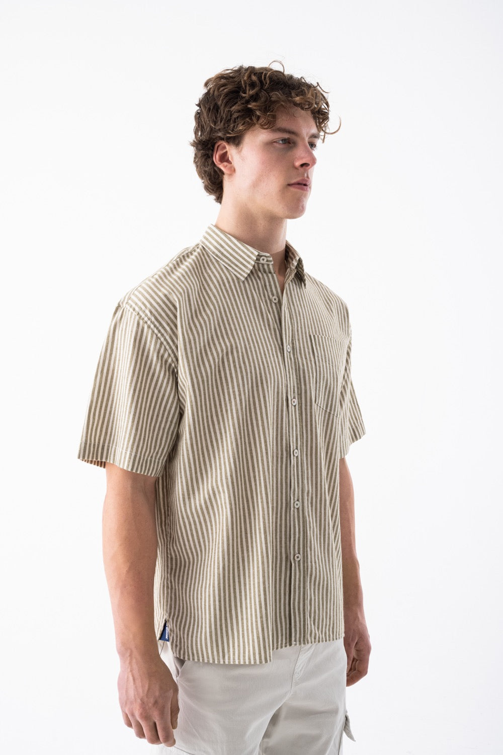 قميص مخطط قصير الأكمام بقصة مربعة