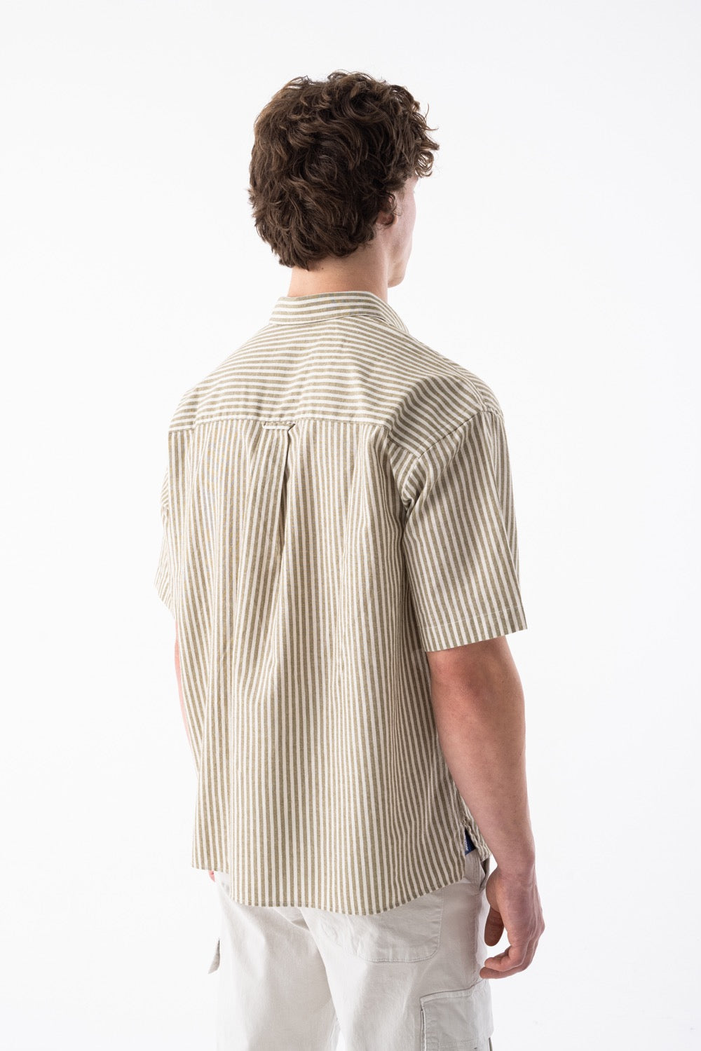 قميص مخطط قصير الأكمام بقصة مربعة