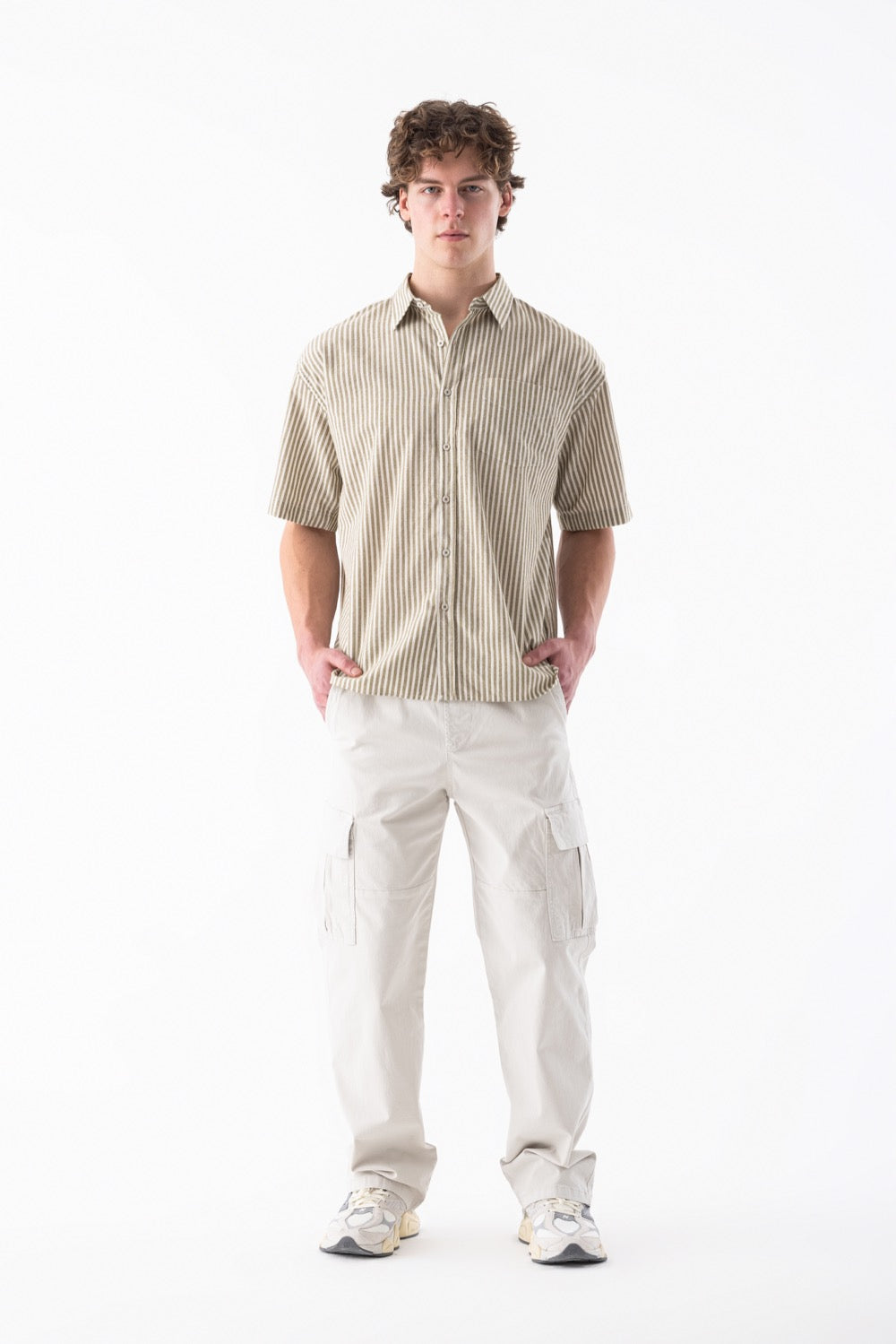 قميص مخطط قصير الأكمام بقصة مربعة