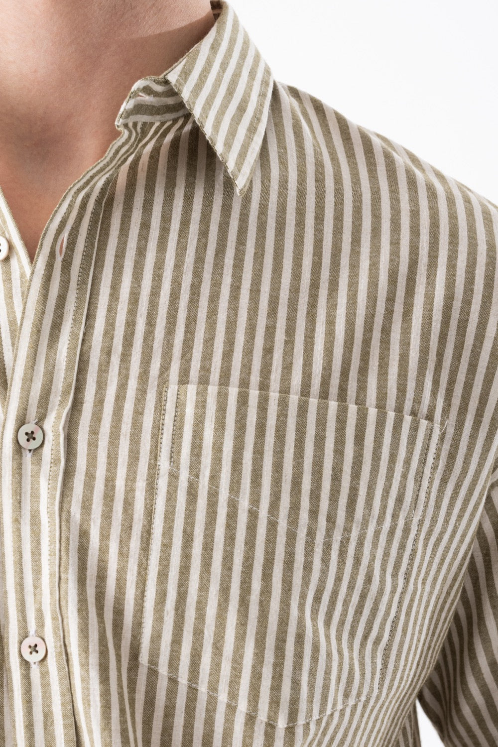 قميص مخطط قصير الأكمام بقصة مربعة