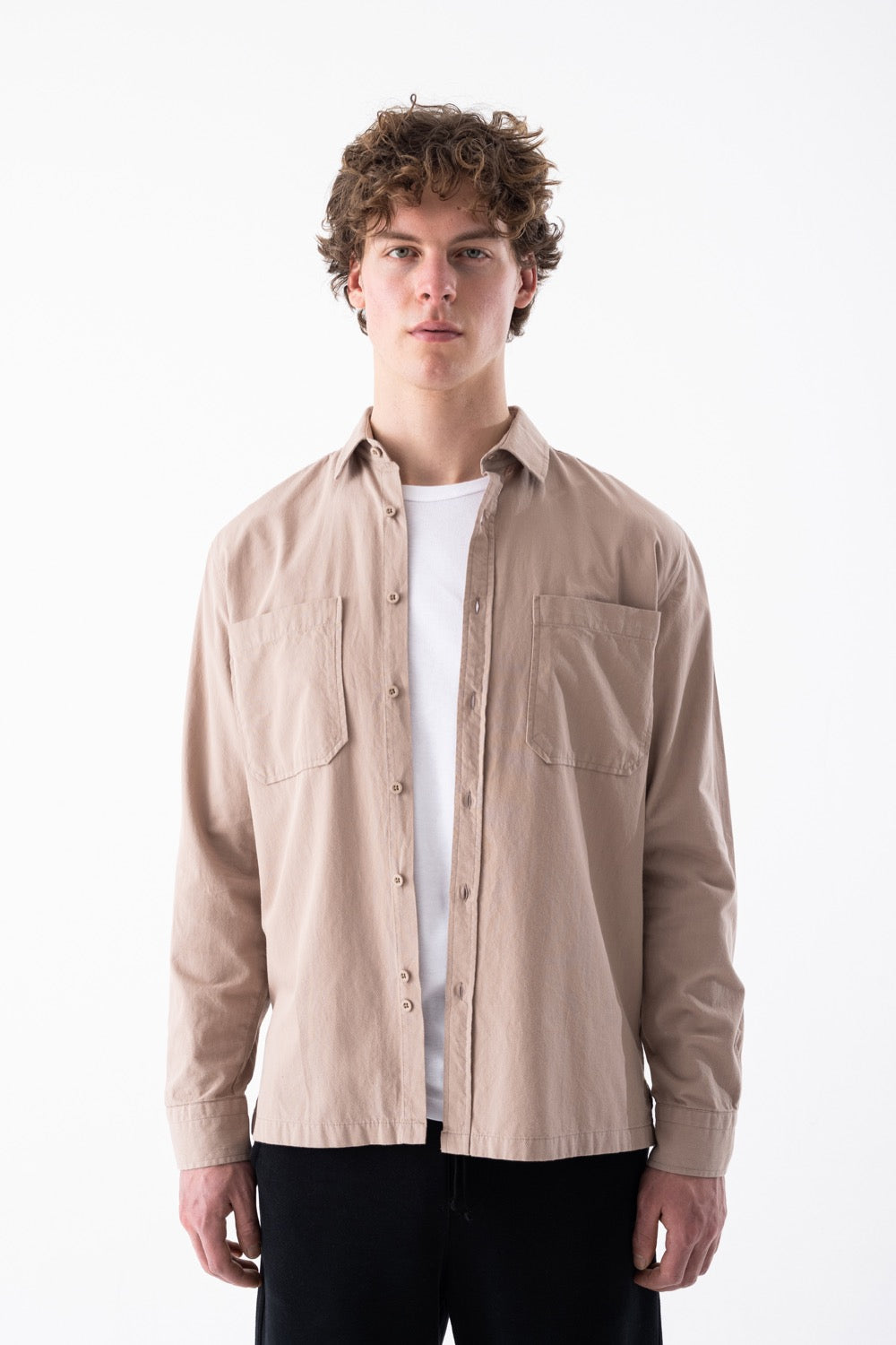 قميص مريح بأكمام طويلة وجيبين