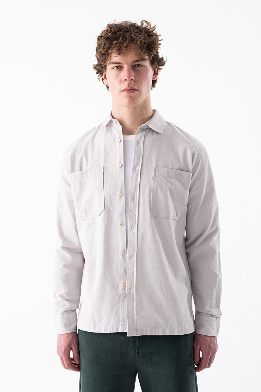 قميص مريح بأكمام طويلة وجيبين