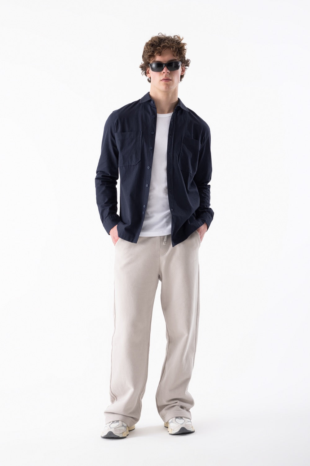 قميص مريح بأكمام طويلة وجيبين