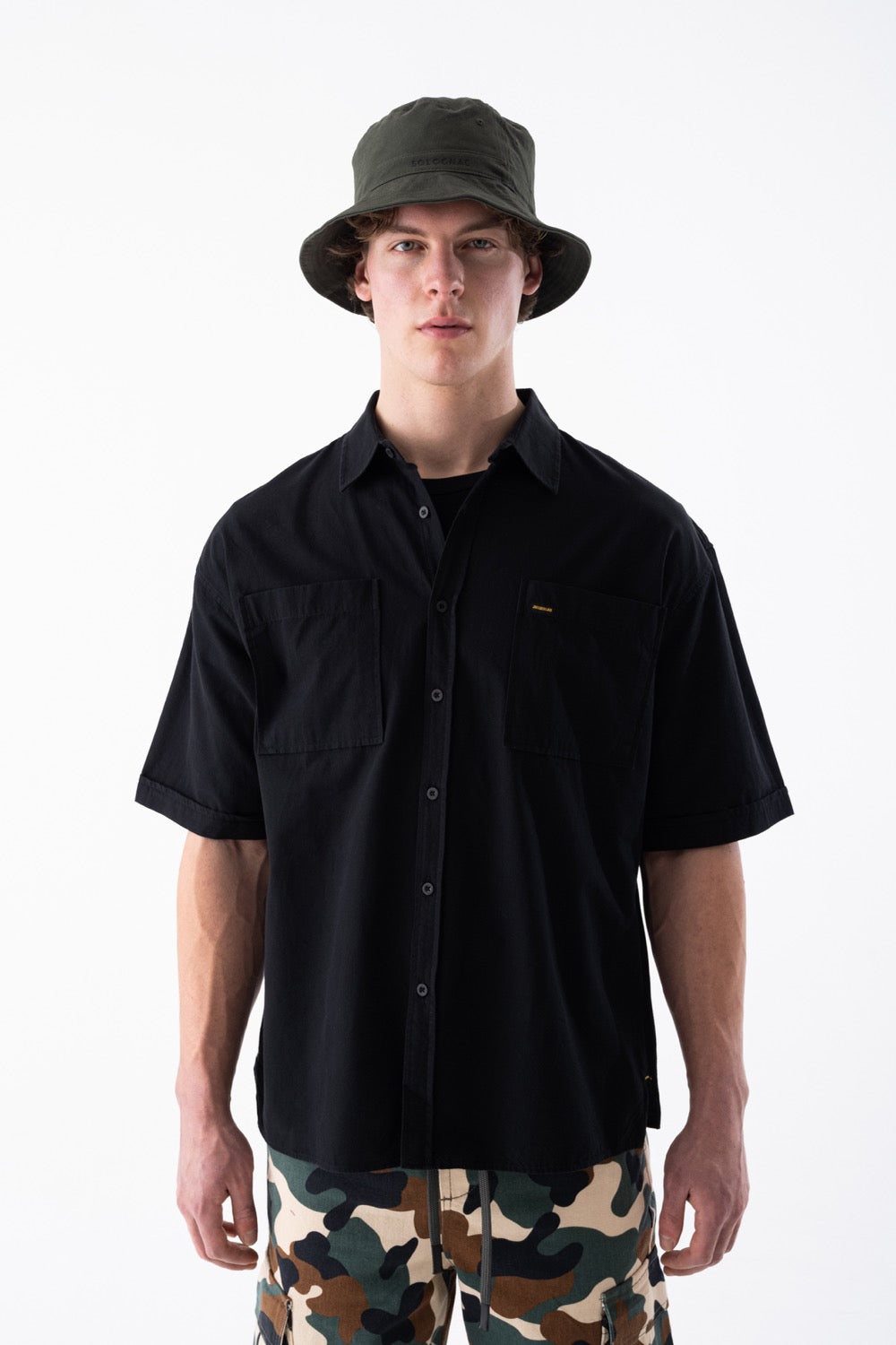 قميص واسع بأكمام قصيرة وجيبين