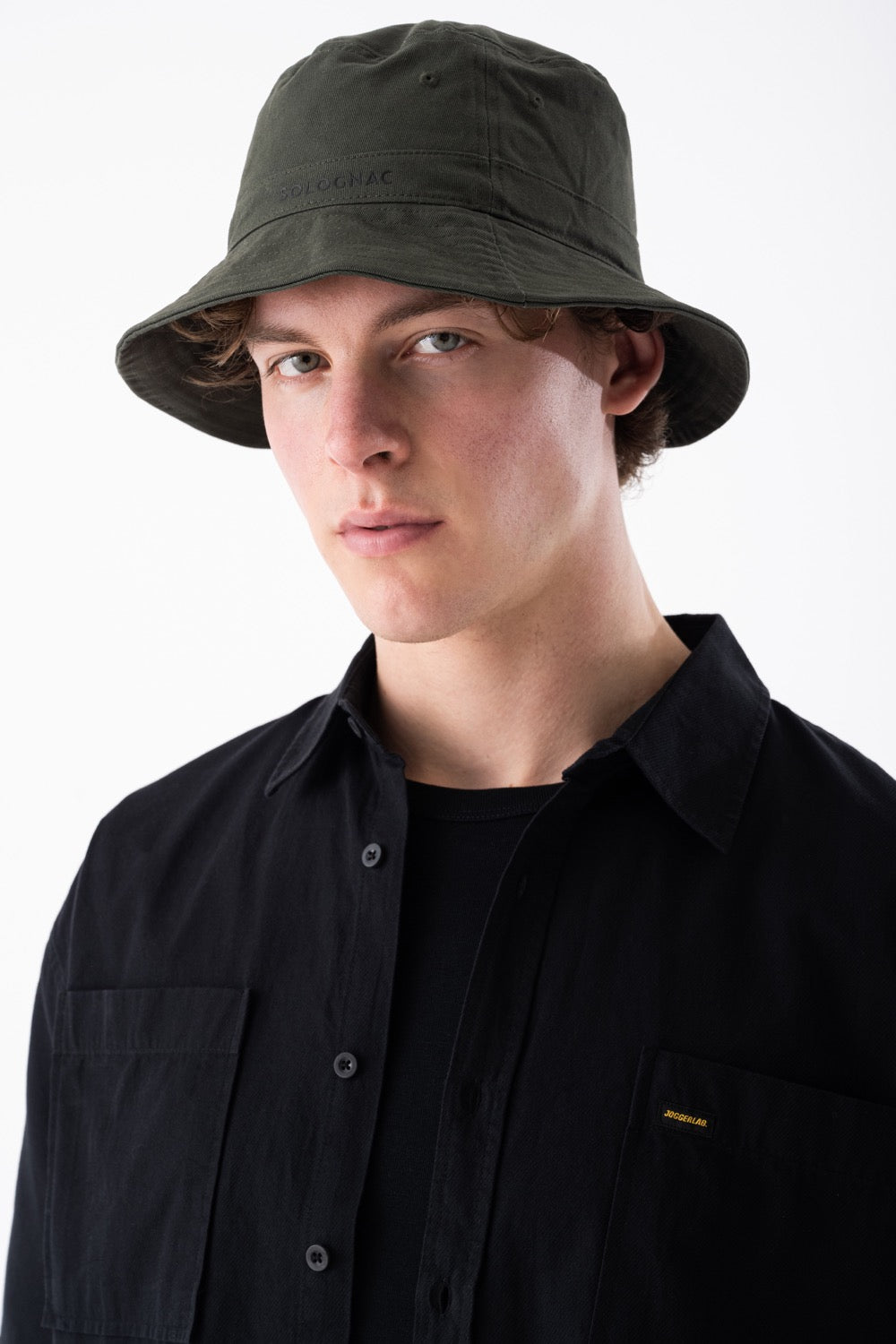 قميص واسع بأكمام قصيرة وجيبين