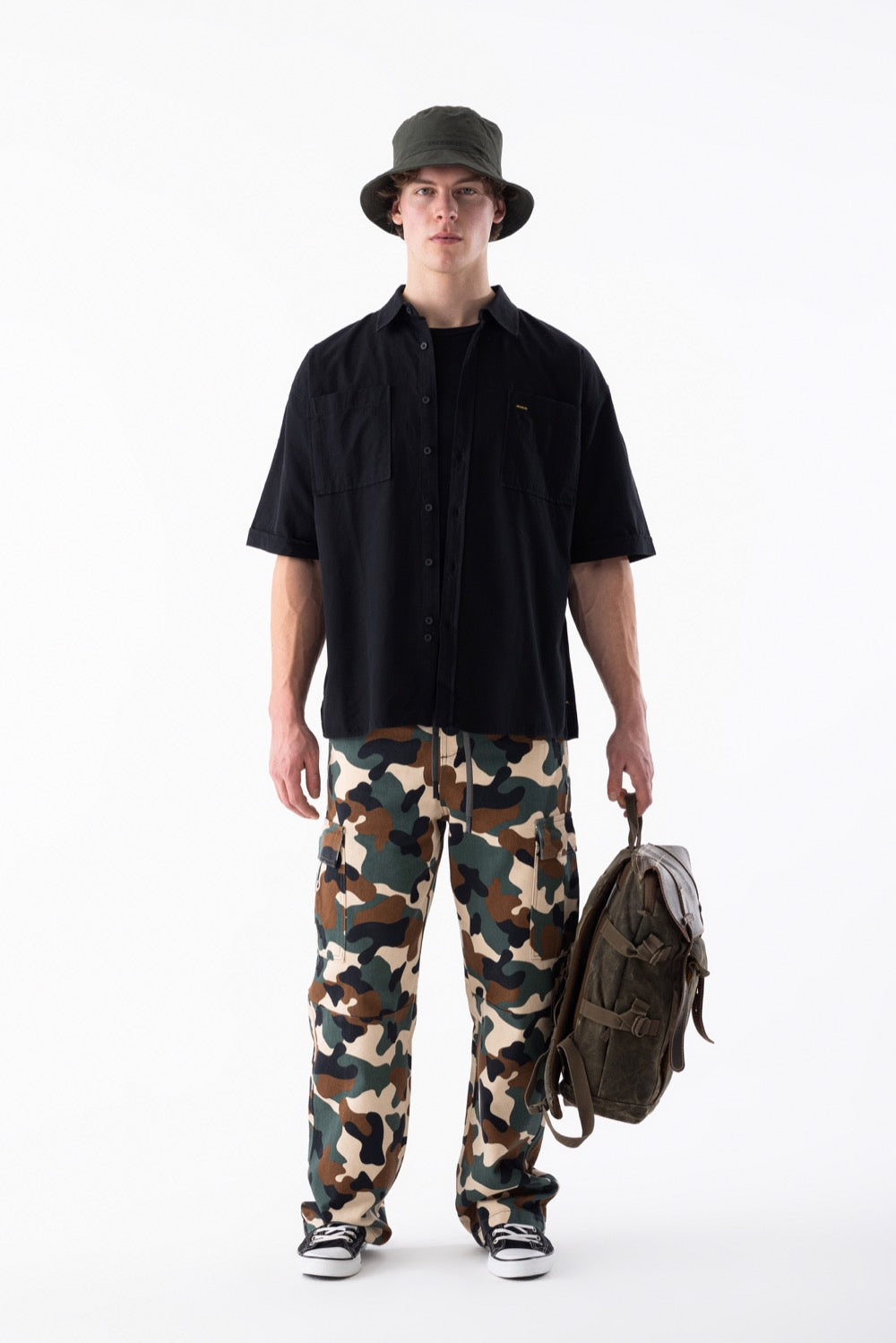 قميص واسع بأكمام قصيرة وجيبين