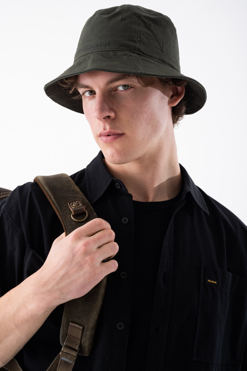 قميص واسع بأكمام قصيرة وجيبين