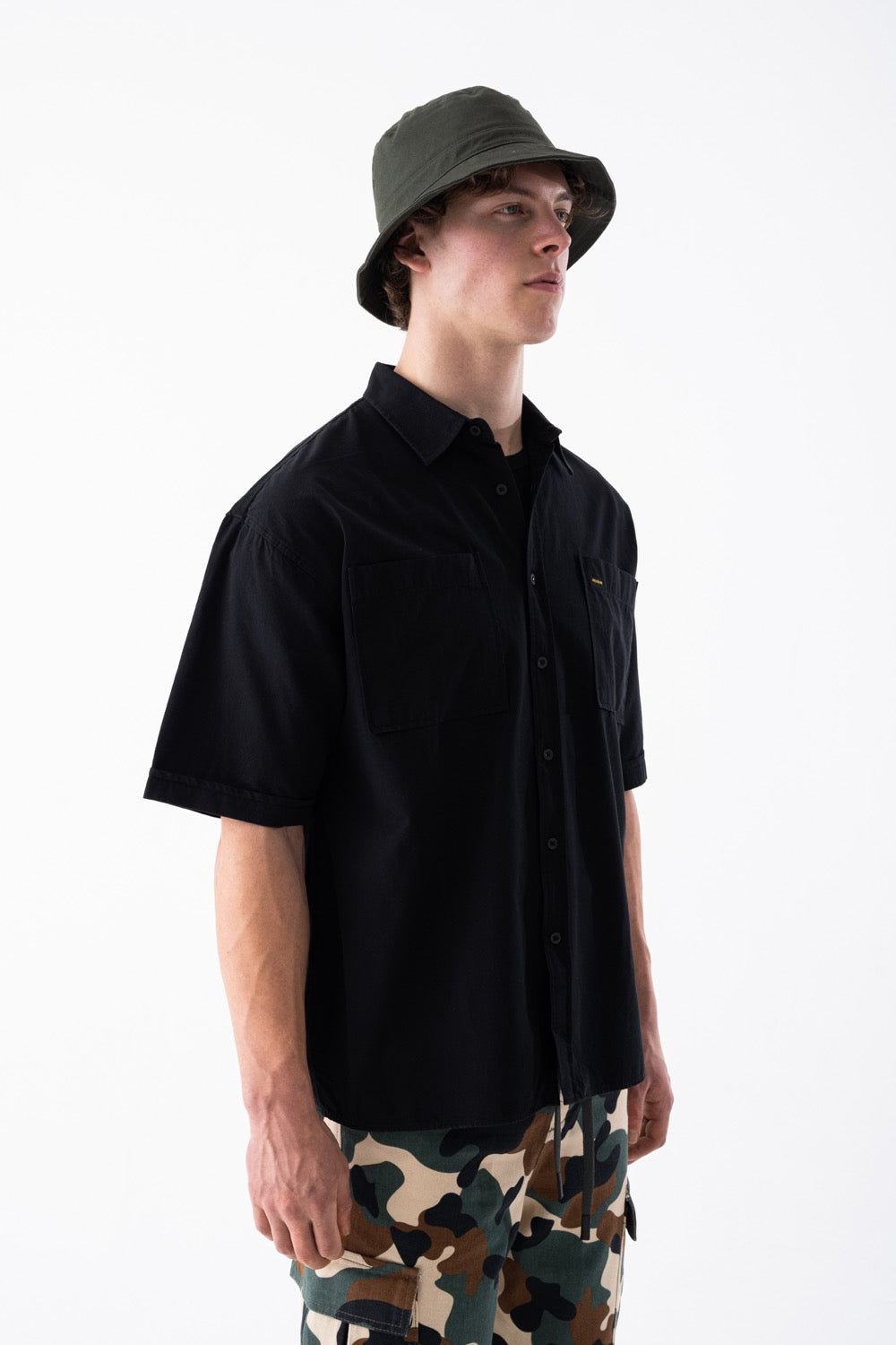 قميص واسع بأكمام قصيرة وجيبين