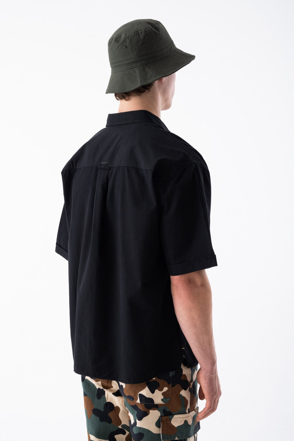 قميص واسع بأكمام قصيرة وجيبين