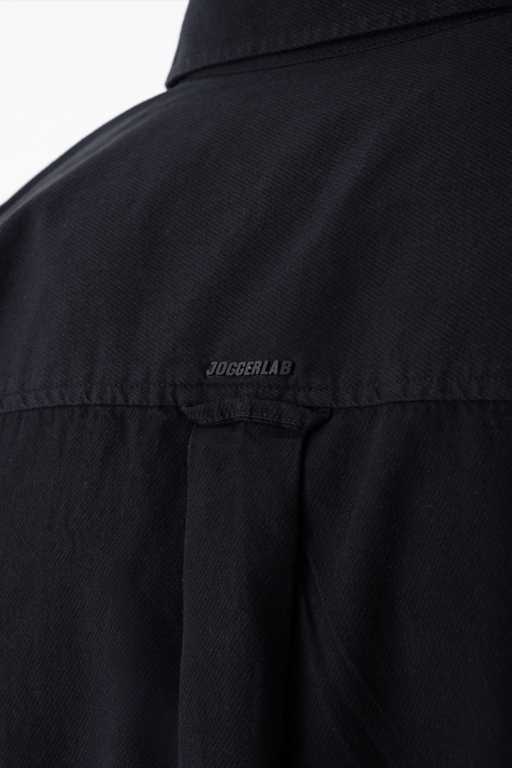 قميص واسع بأكمام قصيرة وجيبين