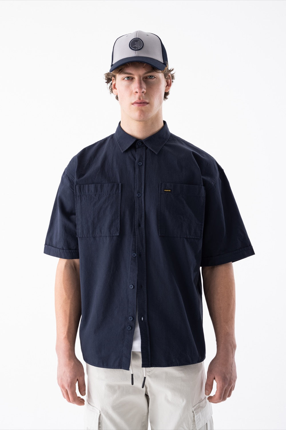 قميص واسع بأكمام قصيرة وجيبين