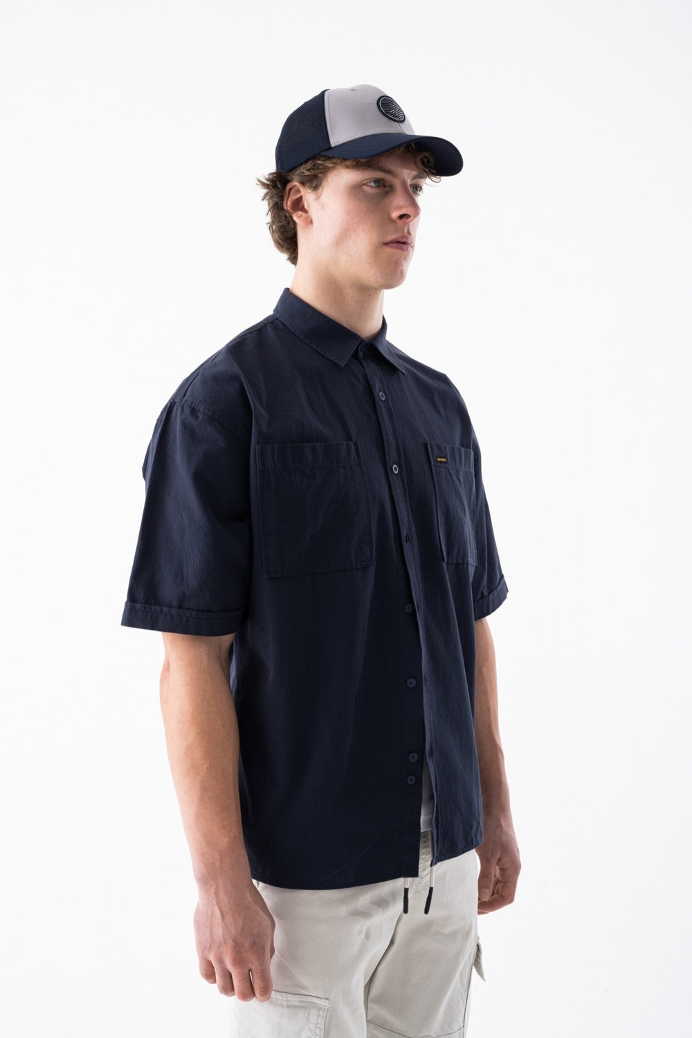 قميص واسع بأكمام قصيرة وجيبين