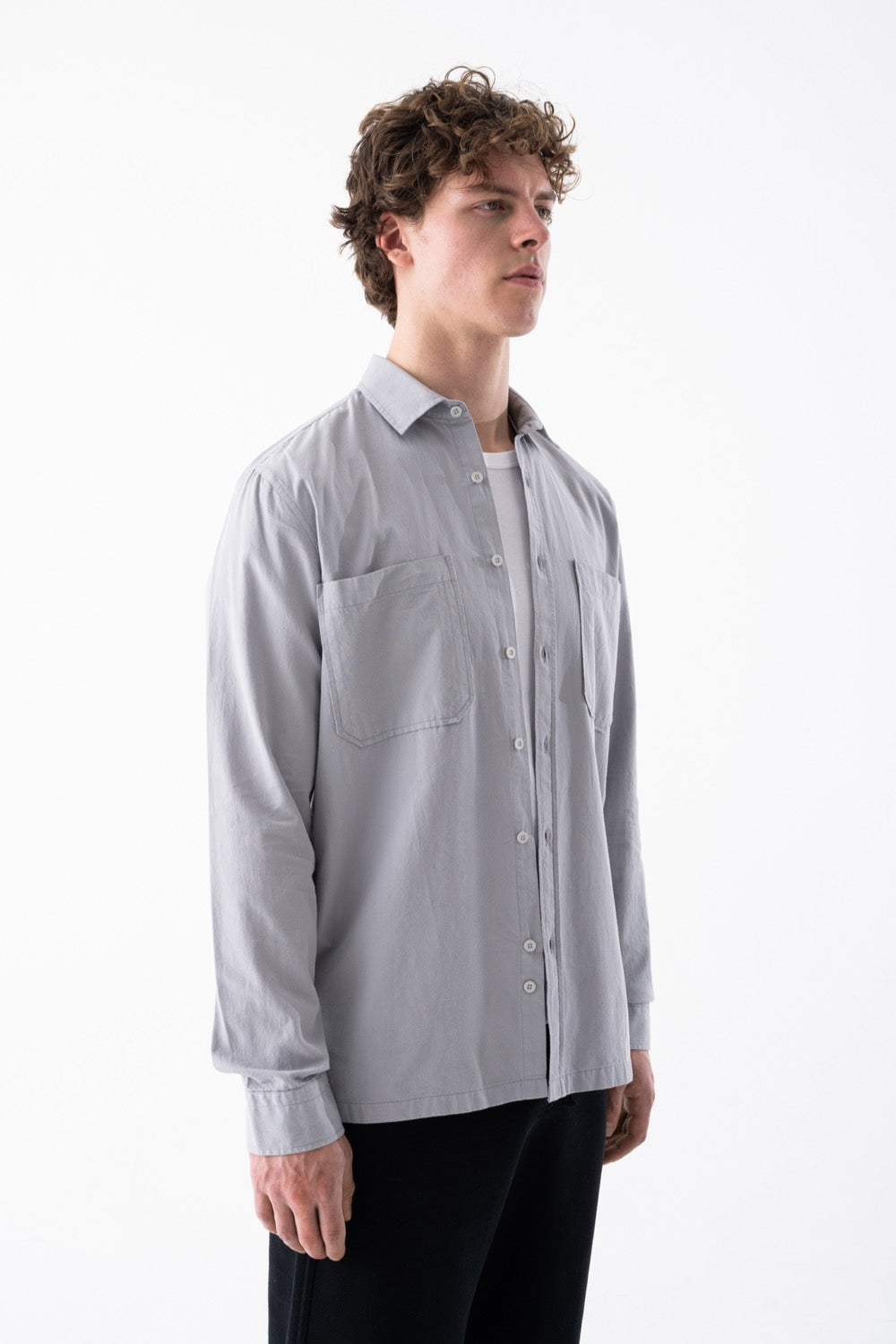 قميص مريح بأكمام طويلة وجيبين