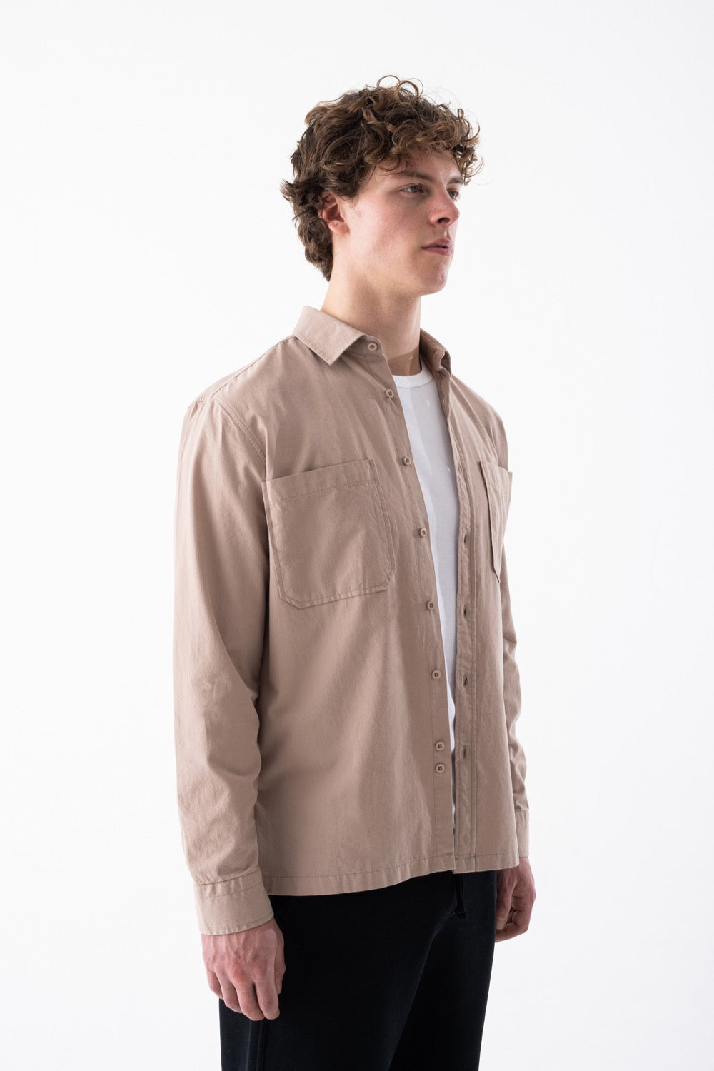 قميص مريح بأكمام طويلة وجيبين