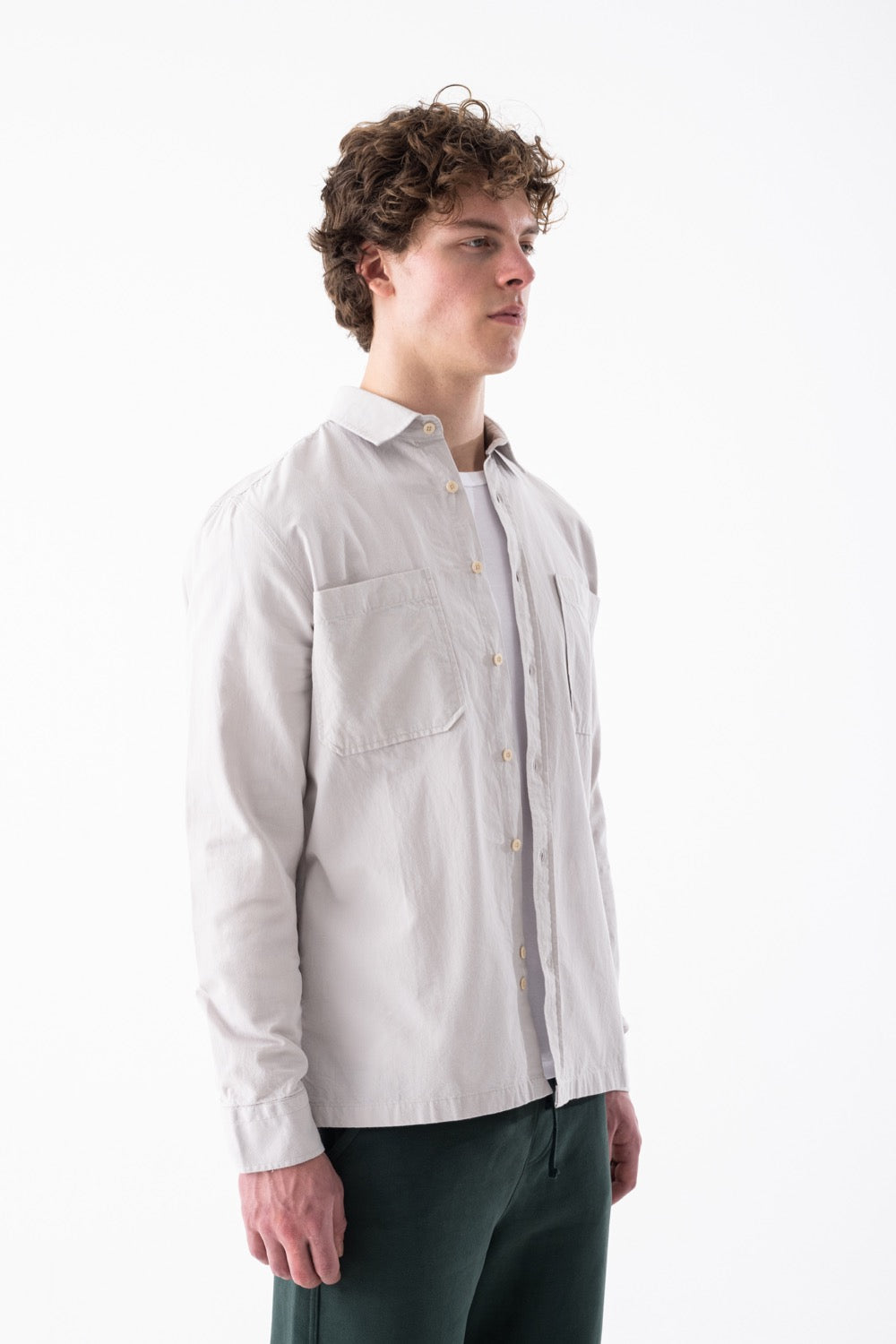 قميص مريح بأكمام طويلة وجيبين