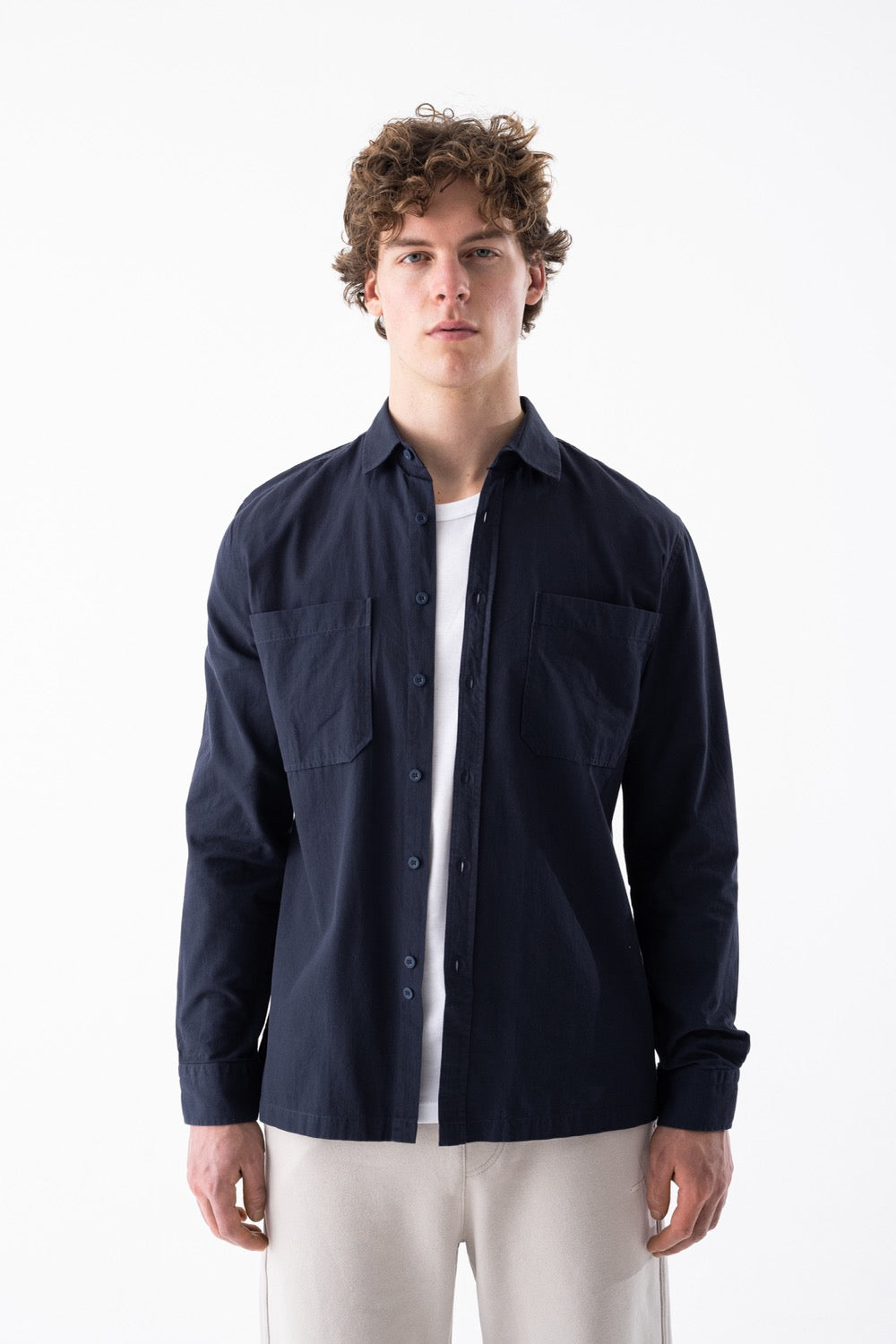 قميص مريح بأكمام طويلة وجيبين