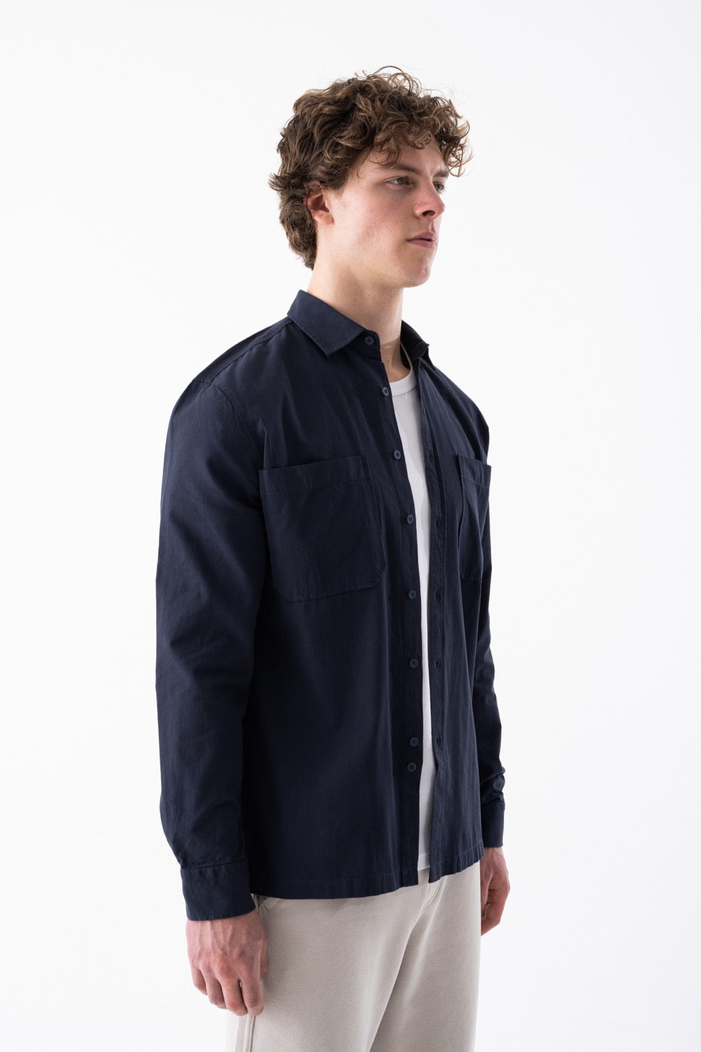 قميص مريح بأكمام طويلة وجيبين