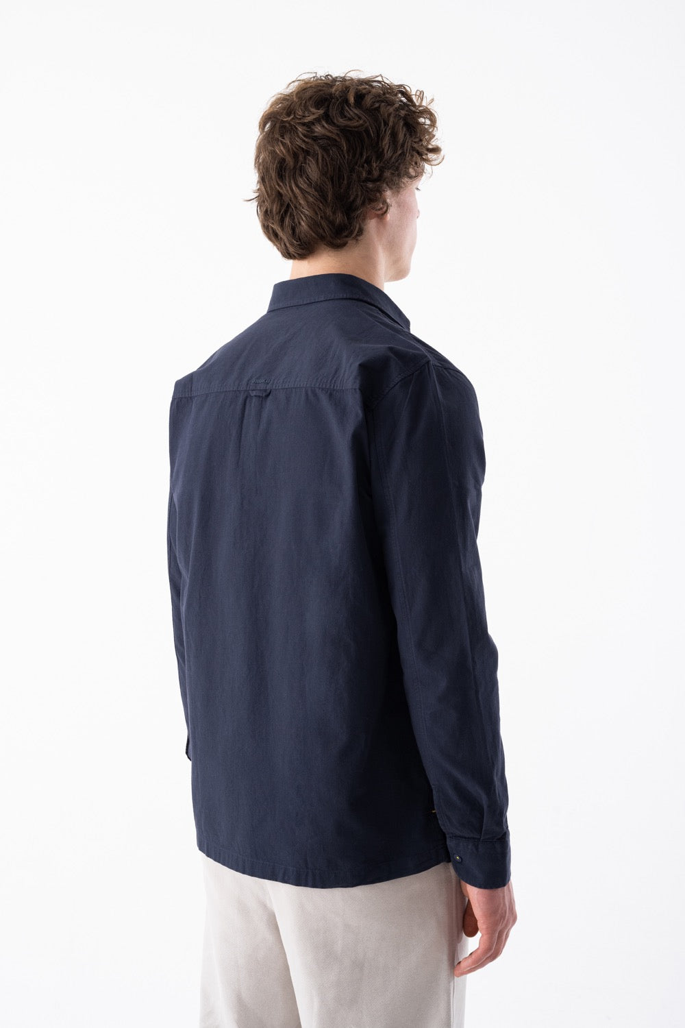 قميص مريح بأكمام طويلة وجيبين