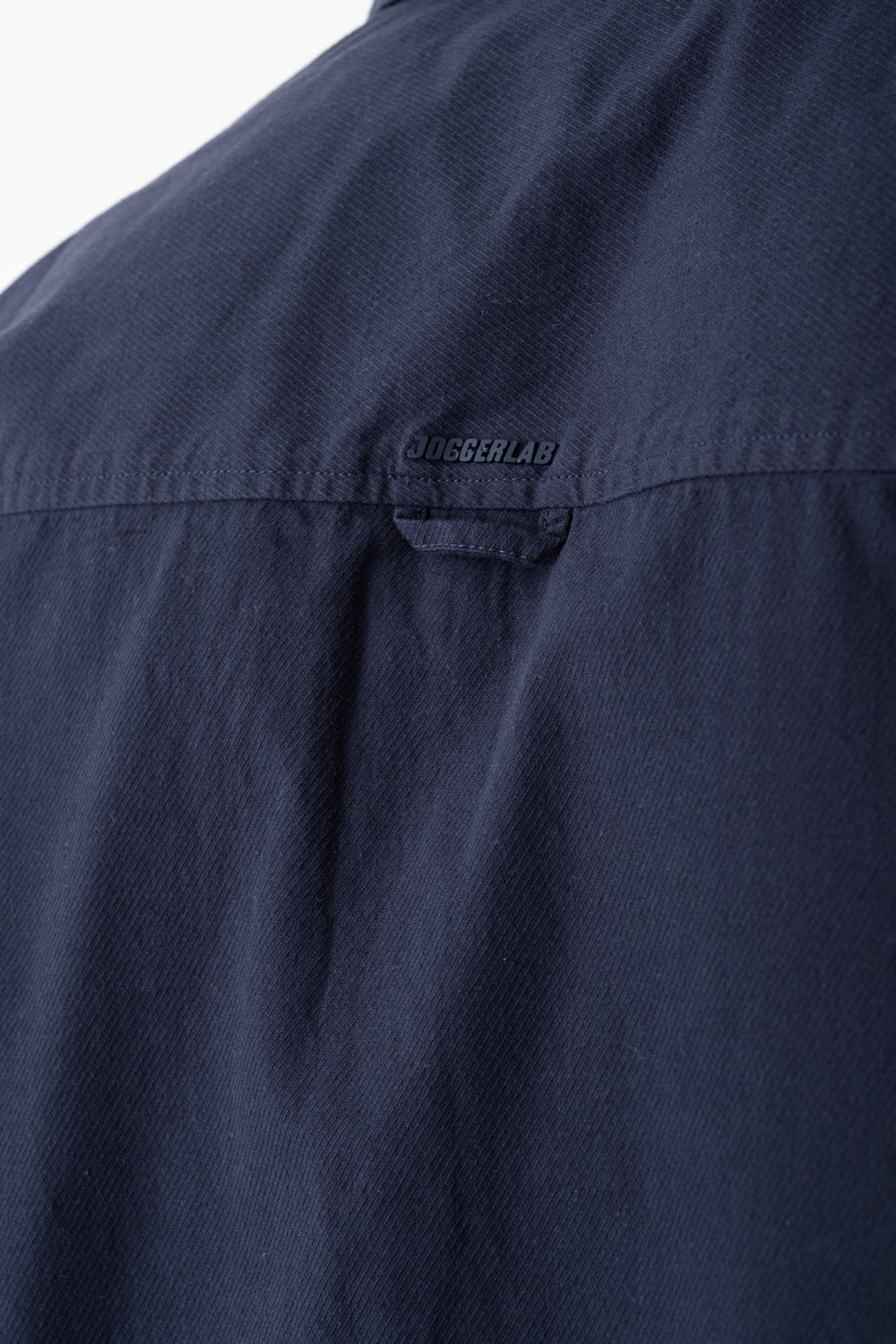 قميص مريح بأكمام طويلة وجيبين