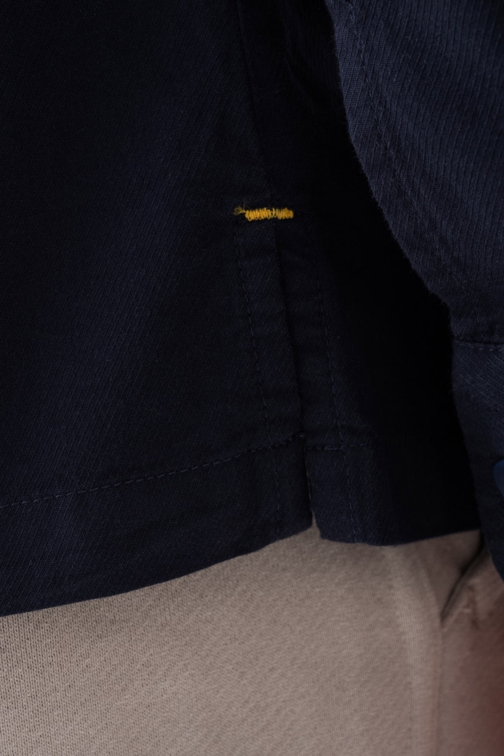 قميص مريح بأكمام طويلة وجيبين