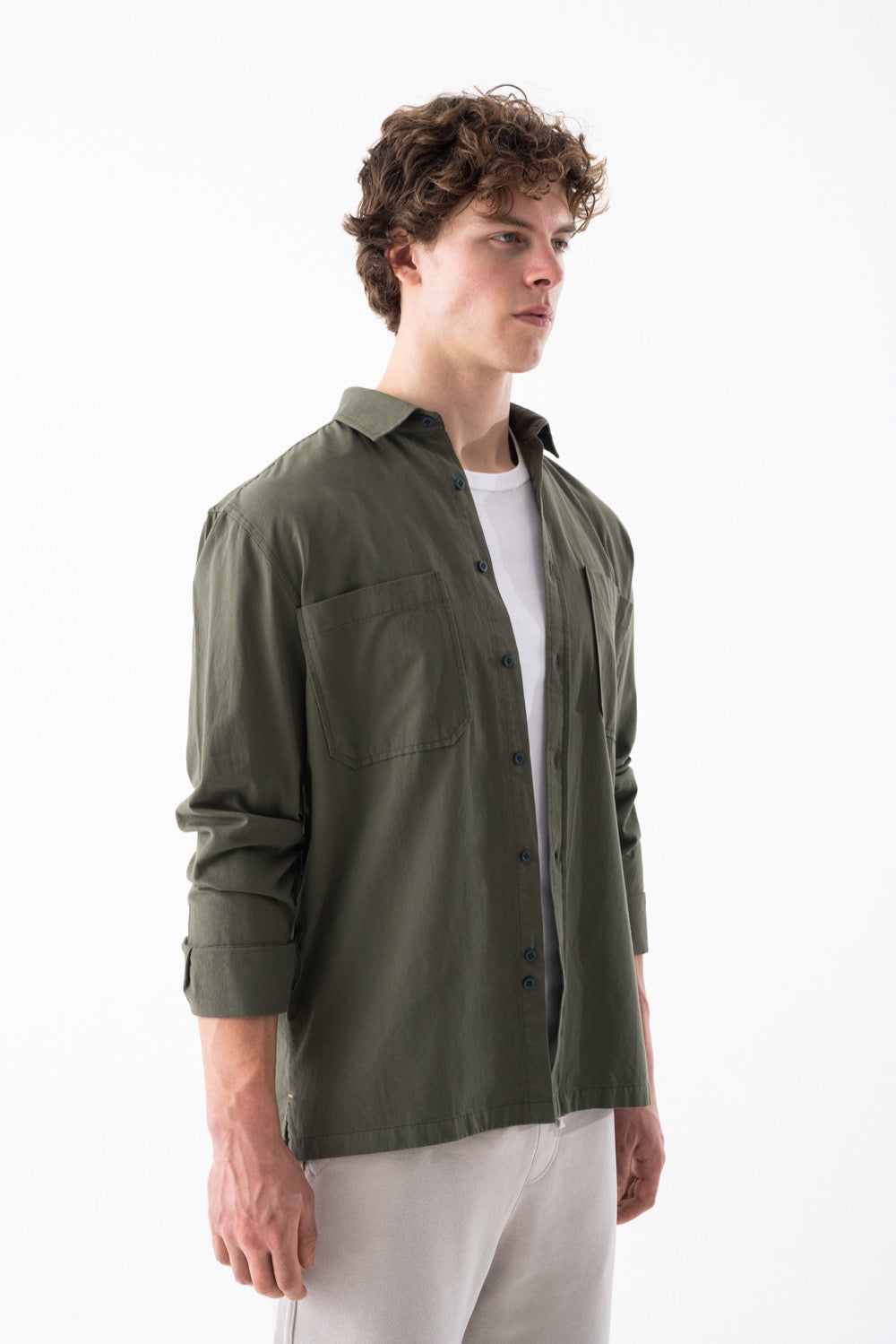 قميص مريح بأكمام طويلة وجيبين