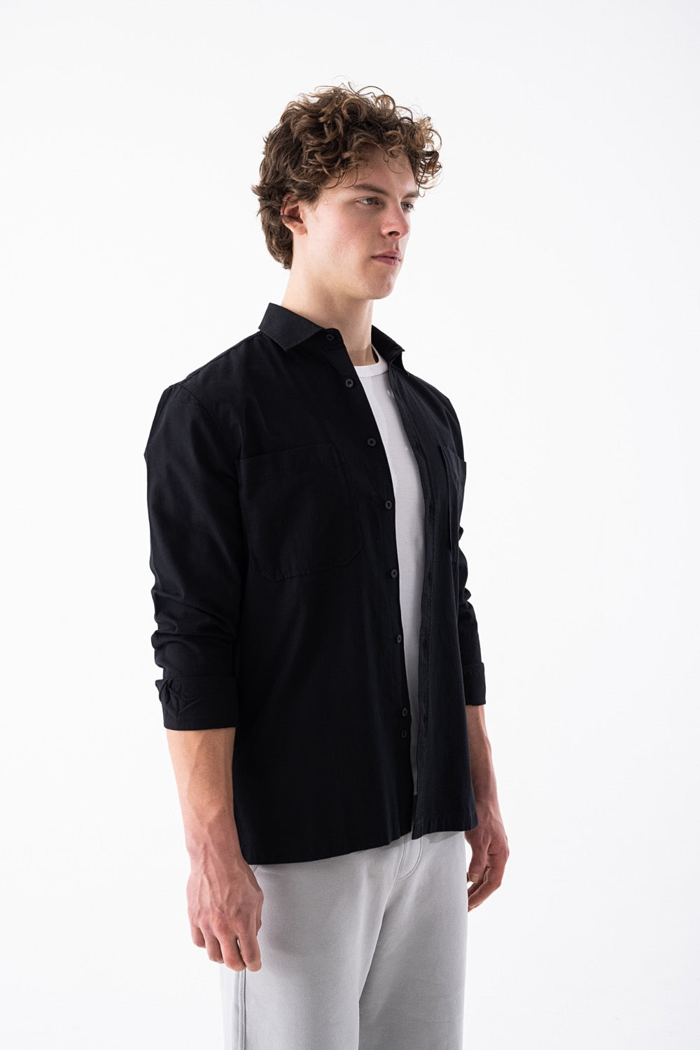 قميص مريح بأكمام طويلة وجيبين